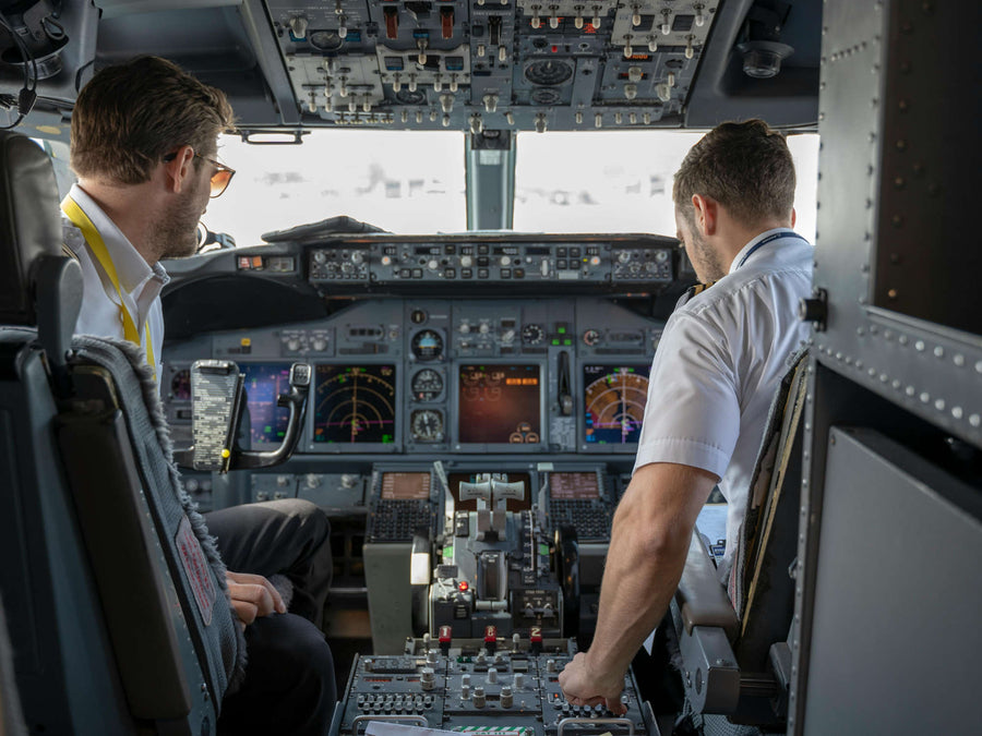 Piloten konzentriert im Cockpit. Warum Müdigkeit kein Sicherheitsrisiko ist. Jetzt Flugangst ueberwinden!